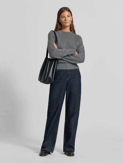 Frauenmodel trägt Regular Fit Pullover mit Viskose-Woll-Kaschmir-Anteil Modell 'Kusi' von JOOP! in Grau, kombiniert mit dunkler Hose, Damen Pullover von JOOP!, Ganzkörperansicht von vorne.
