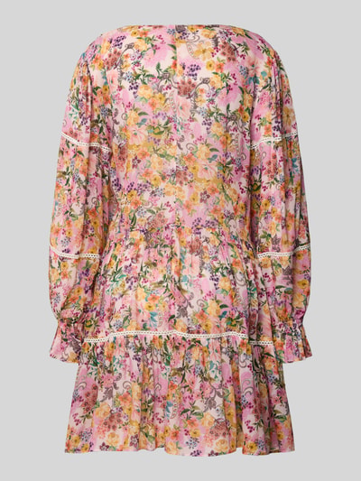 Frauenmodel trägt Knielanges Kleid aus reiner Viskose im Stufen-Look von WATERCULT mit floralem Muster in Rosa, lockerer Passform, V-Ausschnitt mit Knopfleiste, langärmligem Design mit Ballonärmeln, Rüschen am elastischen Ärmelabschluss, elastischem Tailleneinsatz, knielangem Schnitt, weicher Textur, Rückseite, Ganzkörperansicht Rückansicht. Rückenlänge bei Größe S: 92 cm, Brustweite: 50 cm, Ärmellänge: 70 cm.