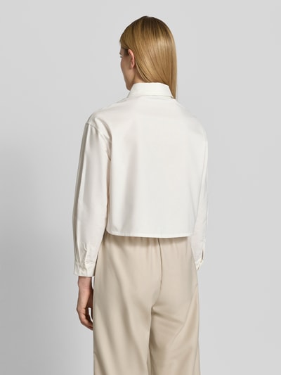 Frauenmodel trägt Regular Fit Hemdbluse aus reiner Baumwolle Modell 'ALBA' von VILLA SOPHIE, Optik: Unifarben, Oxford, Ganzkörperansicht Rückansicht.