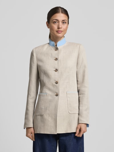 Modelka nosi Slim Fit Blazer aus Leinen-Baumwoll-Mix von WHITE LABEL w kolorze beżowym ze stójką, nakładanymi kieszeniami, guzikami, mieszanka lnu i bawełny, krój slim fit, długość tyłu w rozmiarze 36: 71 cm, szerokość w rozmiarze 36: 44 cm, długość rękawów: 64 cm, widok całej sylwetki z przodu.