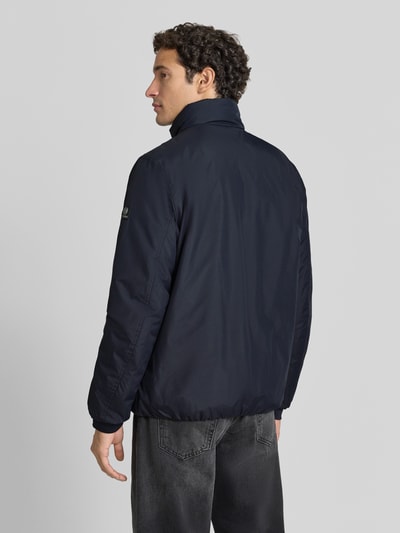 Mannelijk model draagt donkerblauwe 'Jacke met Stehkragen en Reißverschlusstaschen' van LERROS, regular fit, rugaanzicht