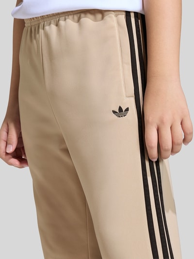 adidas Originals Spodnie dresowe krój regular fit z koniczyną Trefoil Beżowy 3