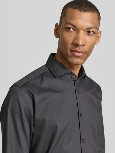 Männermodel trägt Regular Fit Businesshemd mit extralangem Arm Modell 'H-JOE-SPREAD' von BOSS, unifarben, Nahaufnahme Oberkörper.