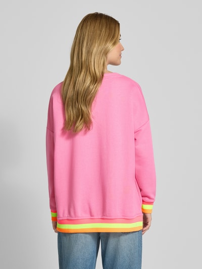 miss goodlife Sweatshirt mit Statement-Print und V-Ausschnitt Rosa 5