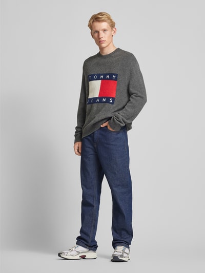 Tommy Jeans Sweter z dzianiny o kroju regular fit z wyhaftowanym logo Grafitowy 1