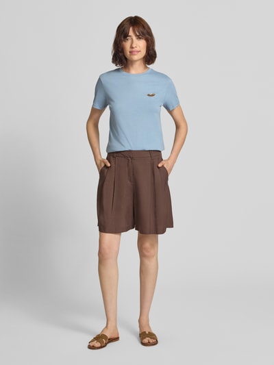 Kobiece modelka nosi Damski t-shirt z haftem i okrągłym dekoltem od Jake*s Casual z bawełny, krój regular fit, długość tyłu 59 cm, widok całej sylwetki z przodu.