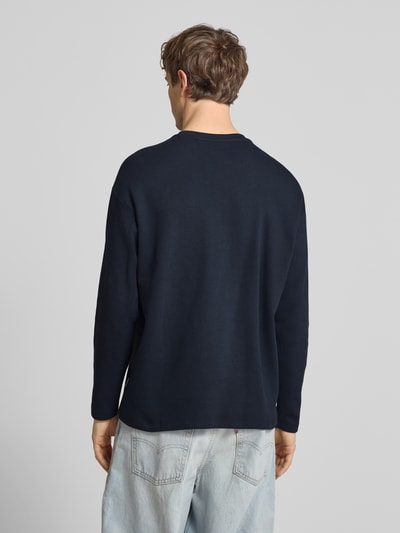 Männermodel trägt Longsleeve aus Baumwolle Modell 'FILLIP' von Blend in Dunkelblau, Gerader-Schnitt, Rückenlänge 70 cm, Ganzkörperansicht Rückansicht.