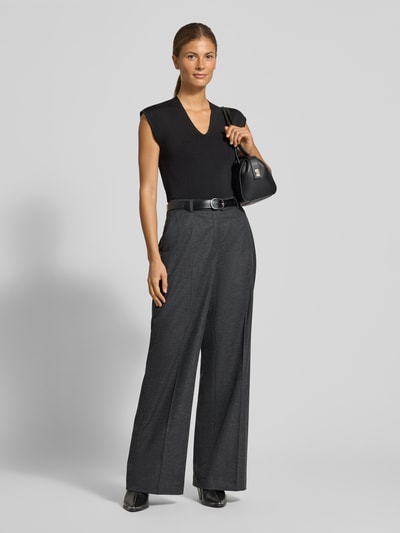 Frauenmodel trägt Wide Leg Chino mit Woll-Anteil Modell 'MILARA' von Raffaello Rossi, dunkle Töne, glatte Textur, Ganzkörperansicht von vorne, Damen Chino von Raffaello Rossi