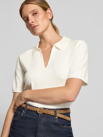 Modelka nosi koszulkę polo Regular Fit Poloshirt mit V-Ausschnitt Modell 'Wilma' od GUIDO MARIA KRETSCHMER WOMAN, Mieszanka materiałów z dodatkiem wełny, detal z logo, Długość tyłu w rozmiarze 36: 49 cm, kolor ecru, gładka tekstura, prosty krój, Nahaufnahme górnej części ciała.