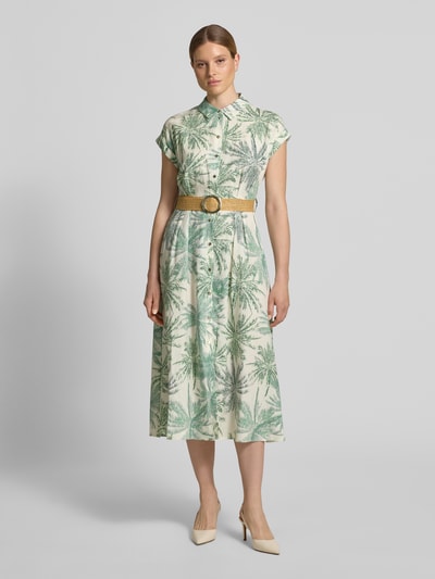 Frauenmodel trägt Tailliertes Freizeitkleid aus Lyocell-Viskose-Leinen-Mix von s.Oliver BLACK LABEL in Grün-Beige mit Palmenmuster, Ganzkörperansicht von vorne.