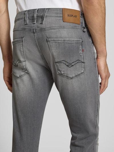 Männermodel trägt Slim Fit Jeans im Destroyed-Look Modell 'Anbass' von Replay aus Baumwoll-Elasthan-Mix, Bundweite 42 cm, Innenbeinlänge 81 cm, Ganzkörperansicht Rückansicht.