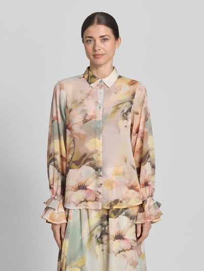 Frauenmodel trägt Damen Bluse von Soyaconcept, Regular-Fit, Allover-Look, Hemdblusenkragen, Rüschen, Modell 'CARMEN', zarte Blumenfarben, Ganzkörperansicht von vorne.