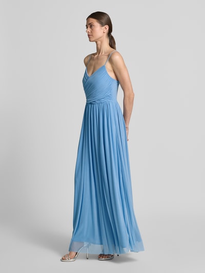Vrouwenmodel draagt avondjurk met spaghettibandjes model 'Cathleen' van GUIDO MARIA KRETSCHMER WOMAN, blauwe chiffon, getailleerd model, maxi-jurk, V-hals, verstelbare spaghettibandjes, ruglengte maat 36: 127 cm, borstwijdte maat 36: 32 cm, zijaanzicht, bijna volledige lichaamsopname.