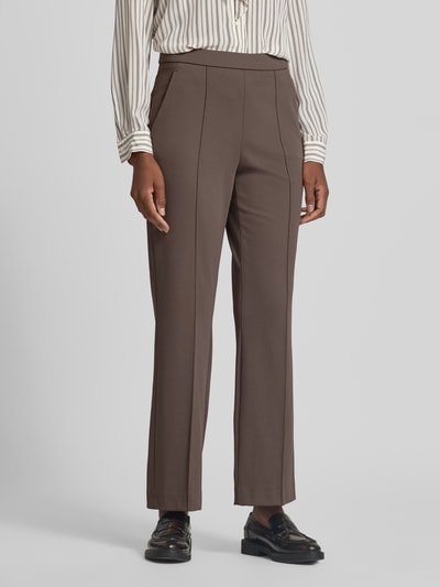 Frauenmodel trägt Gerade Hose mit fixierten Bügelfalten Modell 'RENEE' von Raffaello Rossi in Braun, glatte Textur, Ganzkörperansicht von vorne, Damen Gerade Hose von Raffaello Rossi.