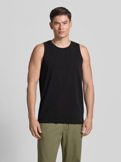 Männermodel trägt Relaxed Fit Tank Top aus reine Baumwolle von Armedangels, efekt: jednolity kolor, krój relaxed fit, okrągły dekolt, szerokie ramiączka, materiał: bawełna, Ganzkörperansicht von vorne