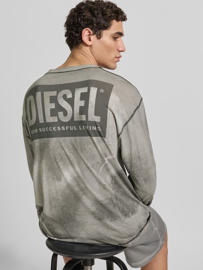 Männermodel trägt Regular Fit Longsleeve aus Hanf-Mix von Diesel im Used-Look mit Label-Print, graue Töne, Ganzkörperansicht Rückansicht. Rückenlänge bei Größe M: 75 cm, Herren Longsleeve, Hanf-Baumwoll-Mix, Rundhalsausschnitt.