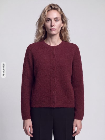 Modelka nosi kardigan rozpinany z mieszanki wełny model 'LULU' od Selected, bordowy, gładka tekstura, widok całej sylwetki z przodu, zdjęcie kobiecej mody, KI-modifiziertes Bild.