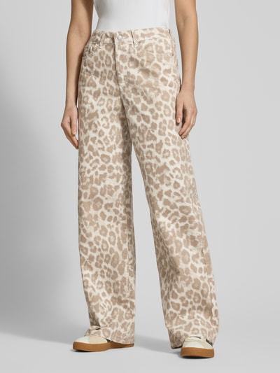 Frauenmodel trägt Wide Fit Cordhose im Allover-Look Modell 'GELLY' von JJXX aus Baumwoll-Elasthan-Mix, beige mit Eingrifftaschen, Ganzkörperansicht von vorne.
