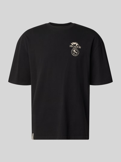 Produktfoto, schwarzes Oversized T-Shirt mit rundem Halsausschnitt, Logo-Print vorn, reine Baumwolle, Modell 'Pedroche' von Pegador
