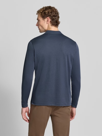Männermodel trägt Regular Fit Poloshirt aus Baumwoll-Mix von RAGMAN in Dunkelblau, Langarm, glatte Textur, Rückansicht, Herrenmode.