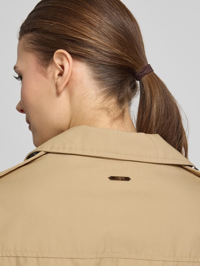 Kobieta nosi Regular Fit Trenchcoat aus Baumwoll-Mix von s.Oliver RED LABEL, beżowy twill, detal z tyłu przy kołnierzu, zbliżenie szyi, detalaufnahme.
