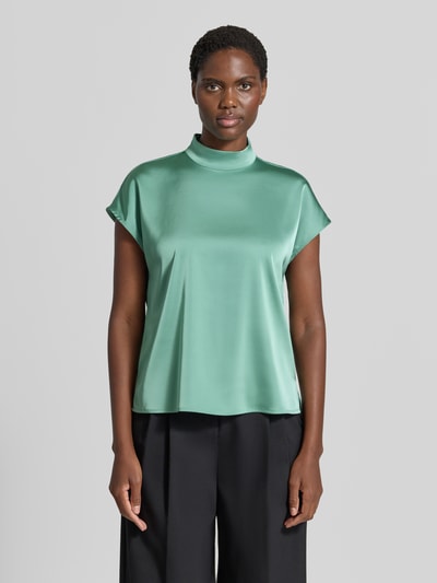 Frauenmodel trägt Regular Fit Blusentop aus reiner Baumwolle von Jake*s Collection in Pastellgrün, glatte Oberfläche, Ganzkörperansicht von vorne.