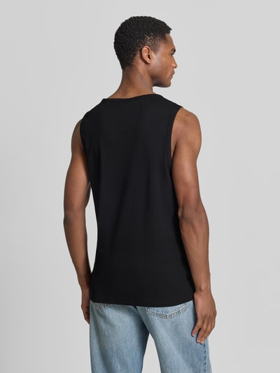 Mężczyzna nosi Slim Fit Tank Top aus Baumwoll-Mix von s.Oliver RED LABEL, czarny, krój slim fit, okrągły dekolt, szerokie ramiączka, drobny prążek, widok całej sylwetki z tyłu