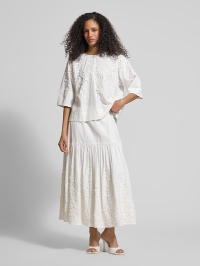 Frauenmodel trägt Bluse mit floraler Zier-Applikation von JAKE*S STUDIO WOMAN in Weiß, locker geschnitten mit 3/4-Ärmeln, Ganzkörperansicht von vorne.
