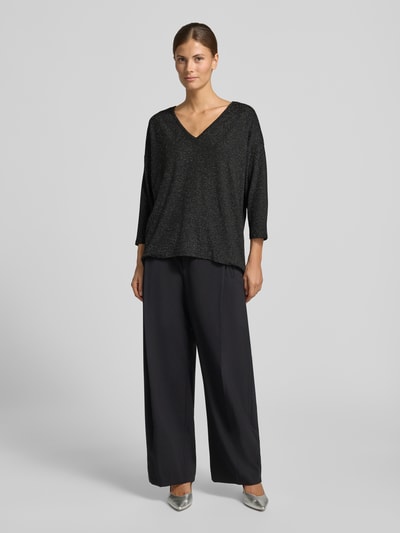 Vrouwenmodel draagt 3/4-Shirt met schimmerende optiek van VERO MODA in zwart, V-hals, jersey, licht afgeronde zoom, lange broek, vooraanzicht volledige lichaamsfoto.