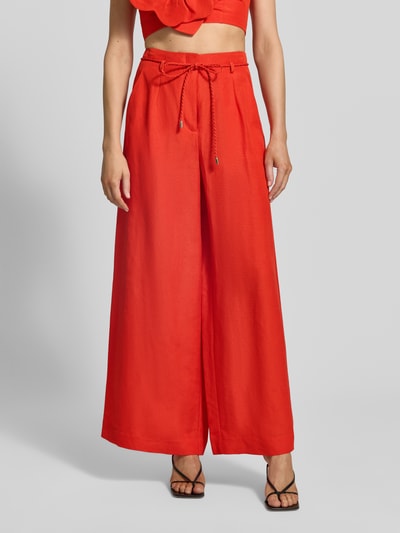 Frauenmodel trägt Wide Leg Hose aus Leinen-Viskose-Mix Modell 'Myla' von Forever New in leuchtend Rot mit Bindegürtel, Ganzkörperansicht von vorne.