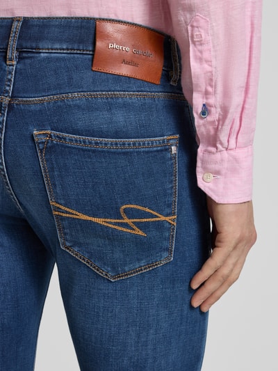 Mężczyznamodel nosi Regular Fit Jeans aus Candiani Denim Modell 'Lyon' von Pierre Cardin, mieszanka bawełny z dodatkiem streczu, krój regular fit, niebieski denim, haftowana kieszeń, szerokość w rozmiarze 32/32: 42 cm, długość wewnętrzna nogawki 79 cm, zbliżenie na tył