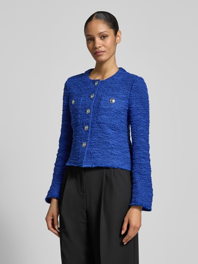 Vrouwenmodel draagt Slim Fit Blazer in Bouclé-look van Betty Barclay, blauw, katoenmix, borstzakken, ronde hals, slim fit, geheel van voren.