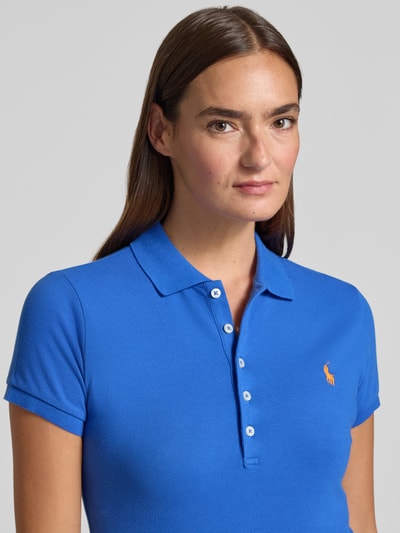 Vrouwenmodel draagt Regular Fit poloshirt uit katoenmix model 'JULIE' van Polo Ralph Lauren, look: effen, logostitching, piqué, detailopname bovenlichaam.