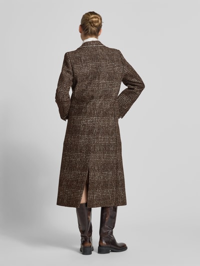 Frauenmodel trägt Regular Fit Mantel mit Woll-Anteil von Iro in Braun mit Karomuster, Reverskragen, Pattentaschen, Material-Mix, Ganzkörperansicht Rückansicht.