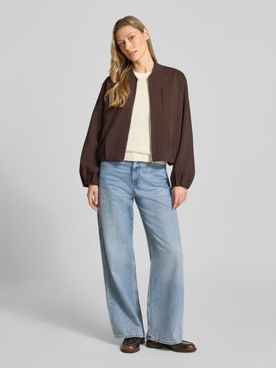 Frauenmodel trägt Strickshirt aus Leinen-Mix mit Rundhalsausschnitt von Jake*s Collection in Beige, kombiniert mit weiter Jeans, Ganzkörperansicht von vorne.