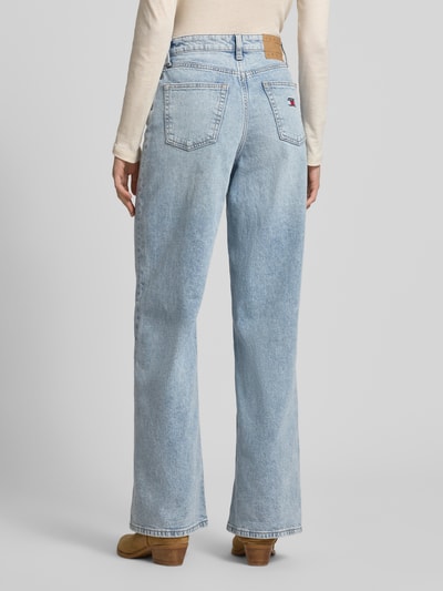 Vrouwenmodel draagt Wide Leg Jeans aus Baumwoll-Mix van Tommy Jeans, lichtblauw denim, high waist, label patch, 5-pocket, volledige achteraanzicht.