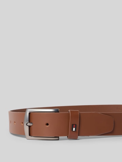 Produktfoto, Gürtel aus echtem Leder Modell 'DENTON 3.5 EXT' von Tommy Hilfiger in Braun, unifarbene Optik, Glattleder mit Dornschließe und Logo-Applikation.
