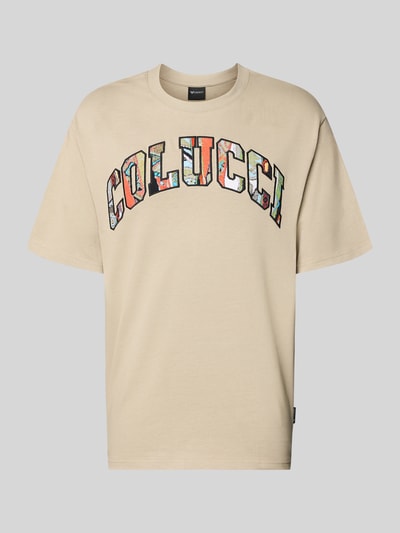 Mannenmodel draagt T-shirt met 1/2-mouwen van COLUCCI, puur katoen, recht model, ronde hals, ruglengte maat M 72 cm. Vooraanzicht.
