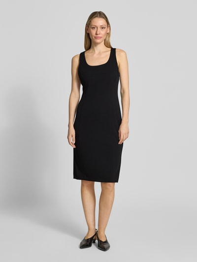 Frauenmodel trägt Knielanges Kleid mit Karree-Ausschnitt von Calvin Klein Womenswear im Elastischer-Material-Mix, Körpernaher-Schnitt, Rückseitiger Reißverschluss, Ärmelloses-Design, Schwarz, Ganzkörperansicht von vorne.