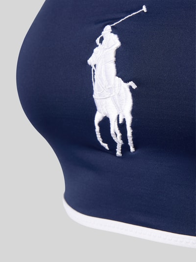 Frauenmodel trägt Bikini-Oberteil mit Logo-Stitching von Polo Ralph Lauren in Optik: Unifarben, Stoff glatt, Nahaufnahme Oberkörper.