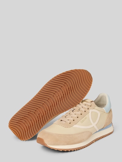 Produktfoto, Sneaker aus Leder-Mix Modell 'Lorain' von Blauer USA in Beige mit abgerundeter Passform, Logo-Detail, Schnürverschluss, profilierte Sohle, Absatzhöhe 3 cm, Schafthöhe 9 cm, Schaftweite 8 cm.