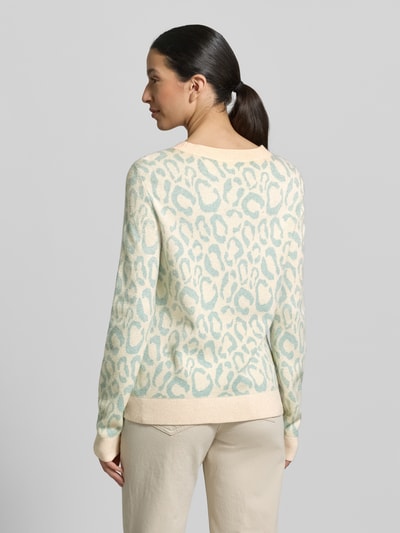Frauenmodel trägt Slim Fit Pullover aus Viskose-Mix Modell 'JACQUARD' von Vila mit Strick-Optik, Allover-Animal-Stitching in Beige und Hellgrün, Rundhalsausschnitt, elastische Abschlüsse, Rückenlänge 59 cm, Ärmellänge 51 cm, Ganzkörperansicht Rückansicht.