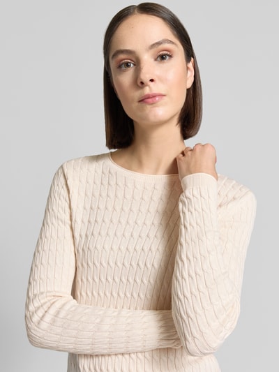 Frauenmodel trägt Slim Fit Strickpullover mit Zopfmuster von Christian Berg Woman in Beige, Baumwoll-Mix, Nahaufnahme Oberkörper.