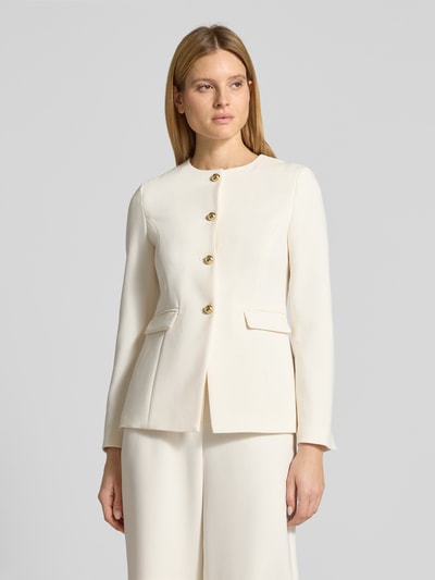 Frauenmodel trägt Blazer mit Schmuckknöpfen von Jake*s Collection in Creme, Material-Mix mit Viskose-Anteil, Regular-Fit, Rundhalsausschnitt, Pattentaschen, Nahaufnahme Oberkörper.