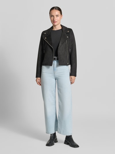 Kobiece modelka nosi Regular Fit Kunstlederjacke mit Riegeln am Rumpf Modell 'JOSE' von VERO MODA, czarny kolor, gładka faktura, pełen widok z przodu, damska kurtka skórzana