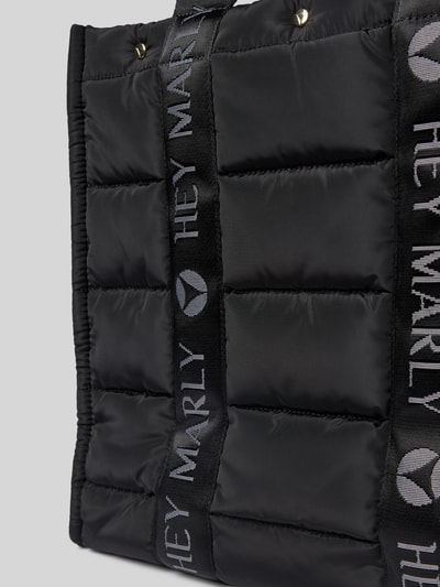 Produktfoto, Damen Shopper mit Label-Details Modell 'Best Buddy' von Hey Marly, schwarzer Steppstoff, lange Tragegriffe, glatte Textur, Reißverschlussfach innen, Breite 49 cm, Länge 36 cm, Tiefe 16 cm, Schulterriemen 61 cm