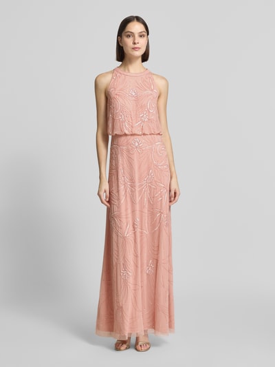 Frauenmodel trägt Regular Fit Abendkleid mit floralem Allover-Stitching von Adrianna Papell in Rosa, Ziersteinbesatz, Rundhalsausschnitt, Ärmelloses-Design, Reißverschluss; Rückenlänge bei Größe 36: 150 cm, Brustweite bei Größe 36: 42 cm, Ganzkörperansicht von vorne.