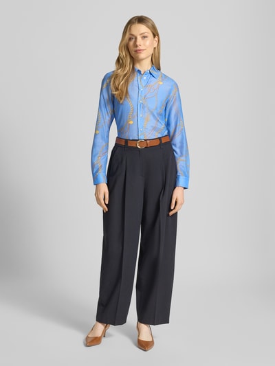 Frauenmodel trägt Bluse mit Seide-Anteil und Kentkragen von Gant, Baumwoll-Mix, Regular-Fit, Knopfleiste, Sportmanschetten, abgerundeter Saum, Rückenlänge 68 cm, Ärmellänge 61 cm, Ganzkörperansicht von vorne.