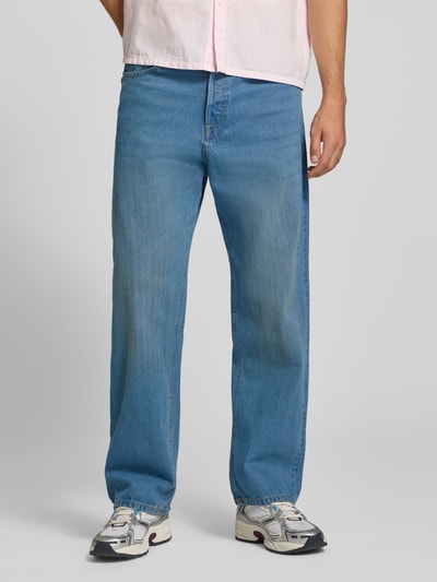 Männermodel trägt Straight Fit Jeans aus reiner Baumwolle Modell 'Alex' von JACK & JONES, blau, 5-Pocket-Design, Nahaufnahme Oberkörper.