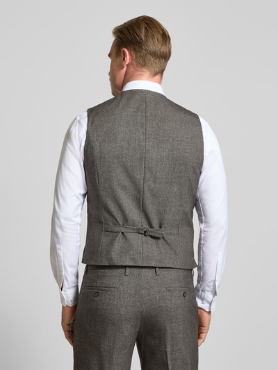 Männermodel trägt Regular Fit Weste mit V-Ausschnitt Modell 'Emil' von MCNEAL, graue feine Struktur, Ganzkörperansicht Rückansicht. Rückenlänge bei Größe 50: 57 cm, Knopfleiste und Paspeltaschen.